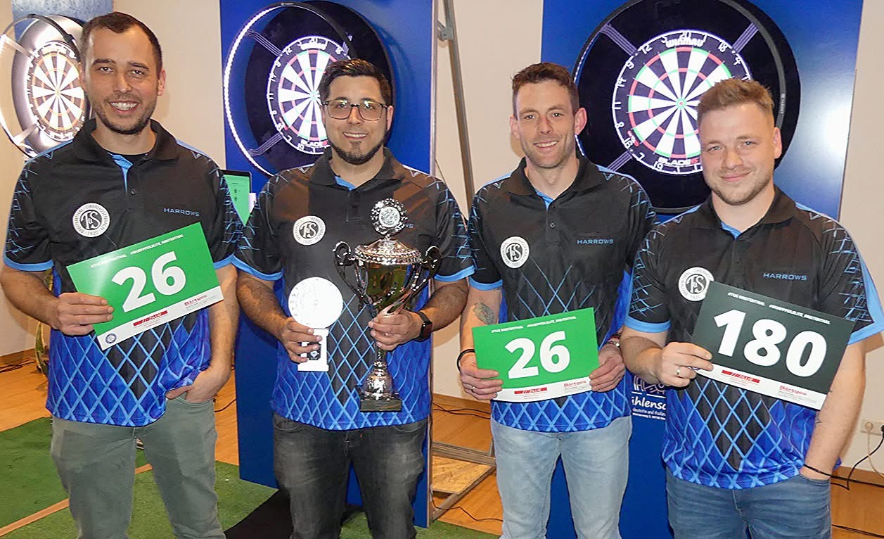 Das Team der Wurfpfeilelite Breitenthal mit Wanderpokal