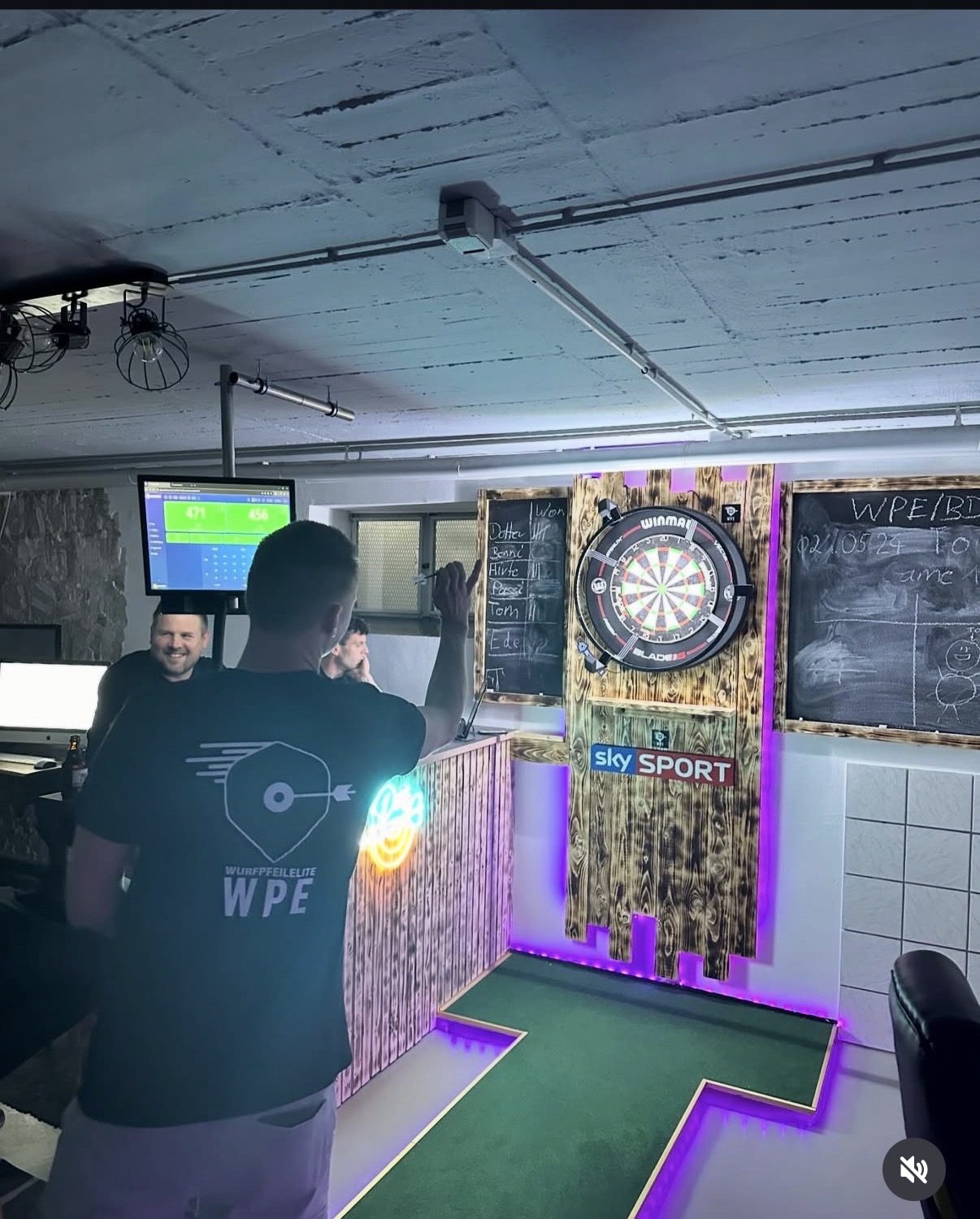 Die Dartecke der Wurfpfeilelite Breitenthal mit Board, Anzeige-Screen und Stimmungslicht